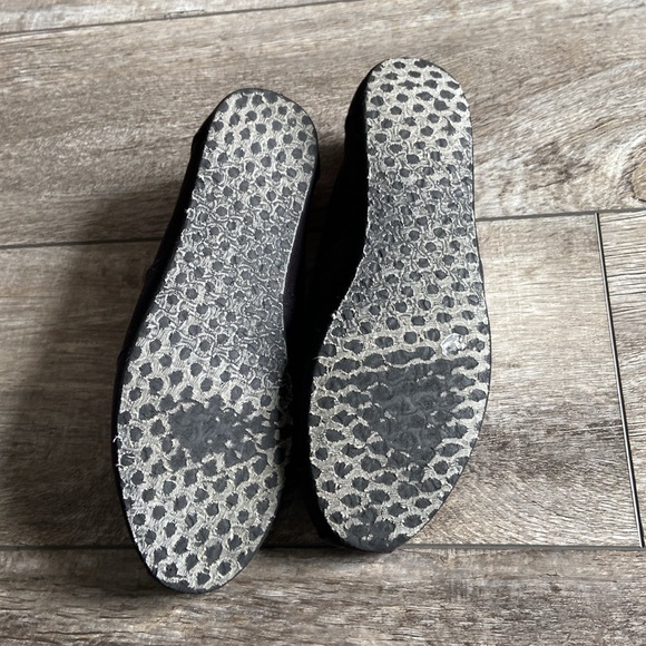 TOMS black canvas slip on shoes size 8 - Picture 5 of 6
